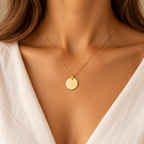 Floréa Goldkette mit rundem Anhänger am Dekolleté